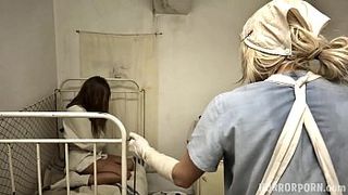 Хоррор порево в котором молодая телка вынуждена сосать хер врача