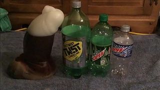 Тёлка в порванных колготах садиться жирным пердаком на толстенный дилдо